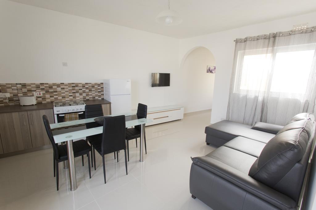 Dolphin Court Apartment Marsalforn Room photo