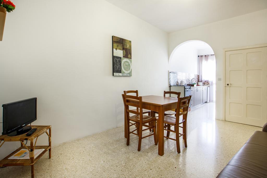 Dolphin Court Apartment Marsalforn Exterior photo